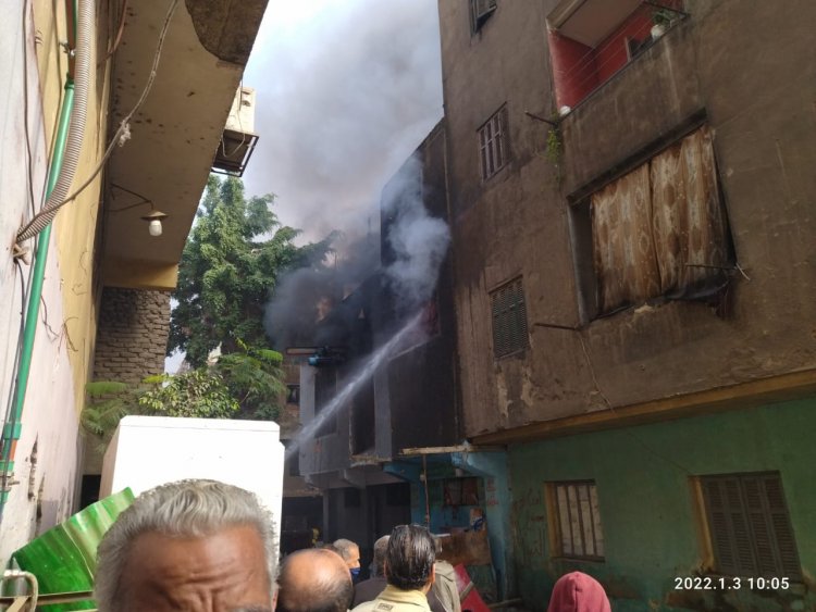 بالصور.. إصابة شخصين إثر حريق بمصنع ملابس في شبرا الخيمة