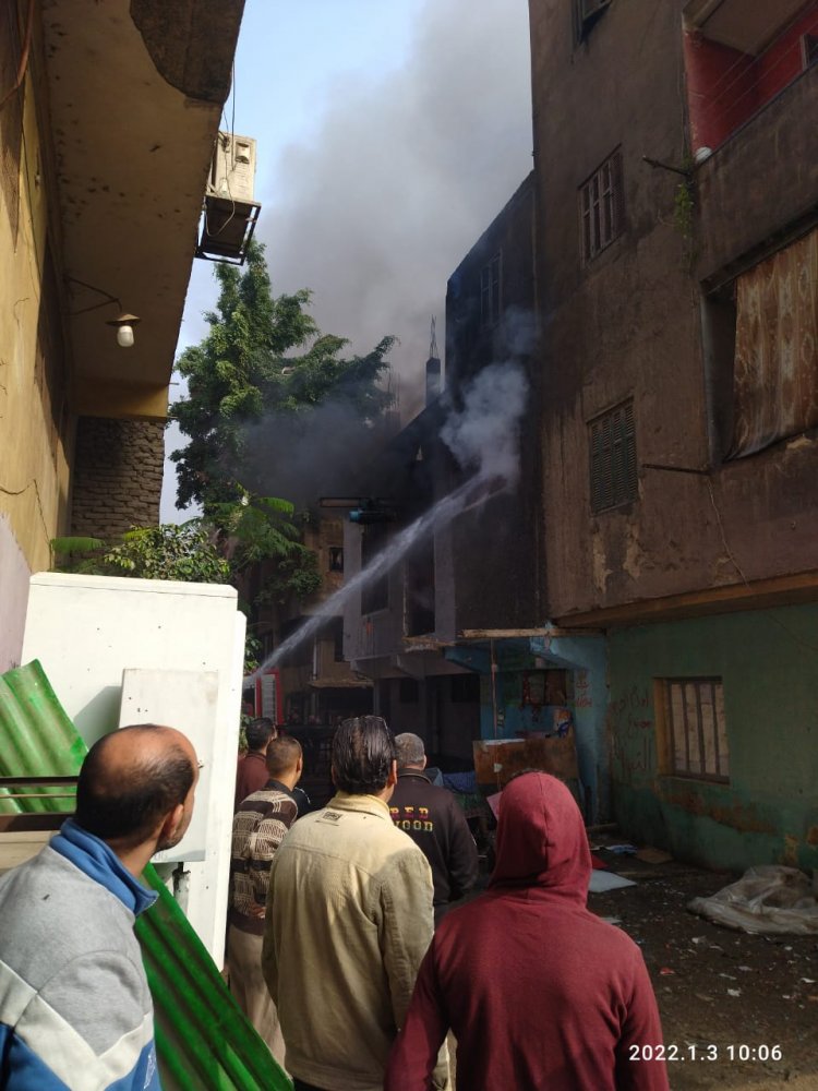 بالصور.. إصابة شخصين إثر حريق بمصنع ملابس في شبرا الخيمة