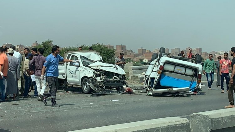 بسبب الشبورة.. مصرع وإصابة 7 في حادث تصادم سيارة ملاكي بنقل في المنيا