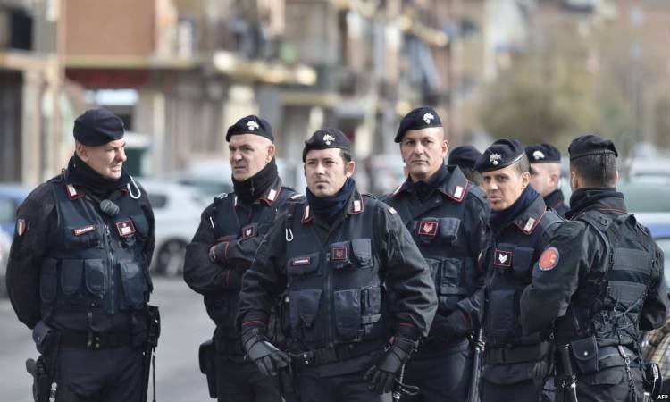 الشرطة الإيطالية تقبض على طبيب للاشتباه في اتجاره بشهادات لقاح مزورة