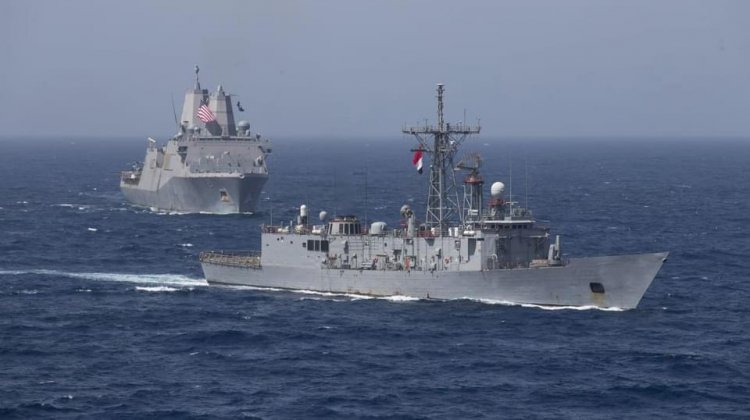 القوات البحرية المصرية والأمريكية تنفذان تدريبًا في البحر الأحمر