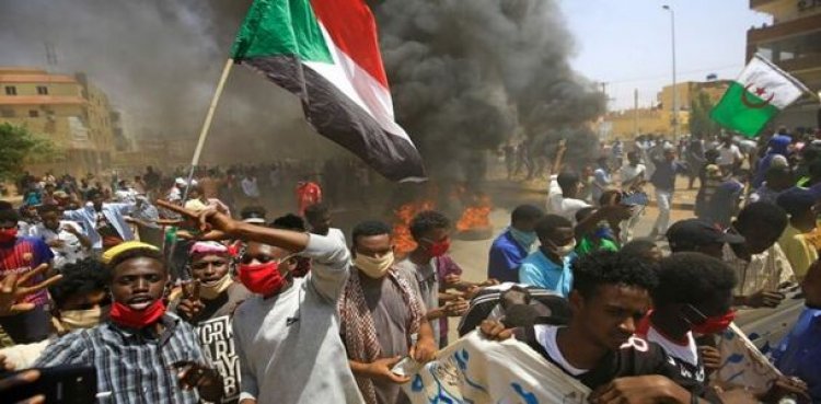 مقتل شاب سوداني جراء إطلاق الغاز المسيل للدموع قرب القصر الرئاسي