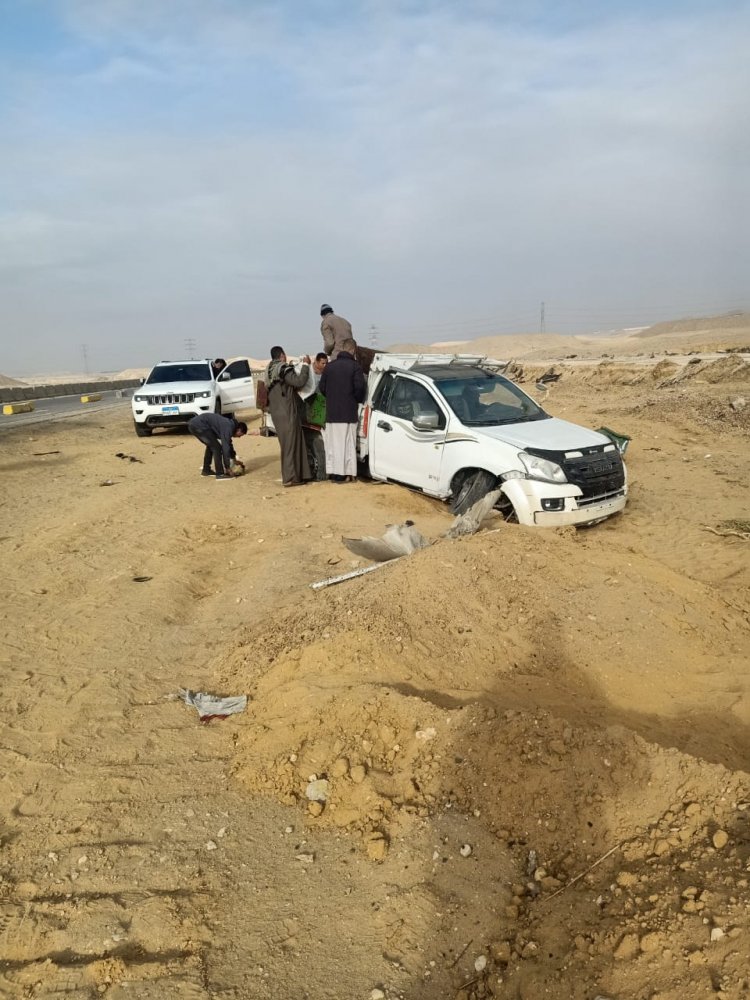 صور| مصرع وإصابة 12 شخصا في حادث مروري بالطريق الصحراوي