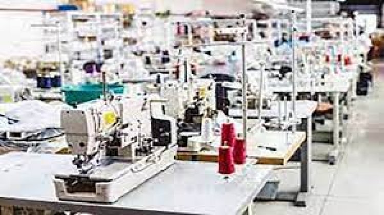 يستخدم خامات مجهولة المصدر.. ضبط مصنع ملابس «بدون ترخيص» بالقاهرة