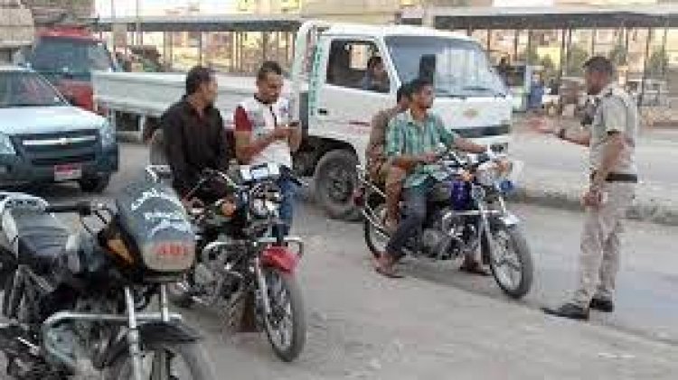 المرور: ضبط 2530 مخالفة لقائدى الدراجات النارية ورفع 62 سيارة متهالكة من الشوارع