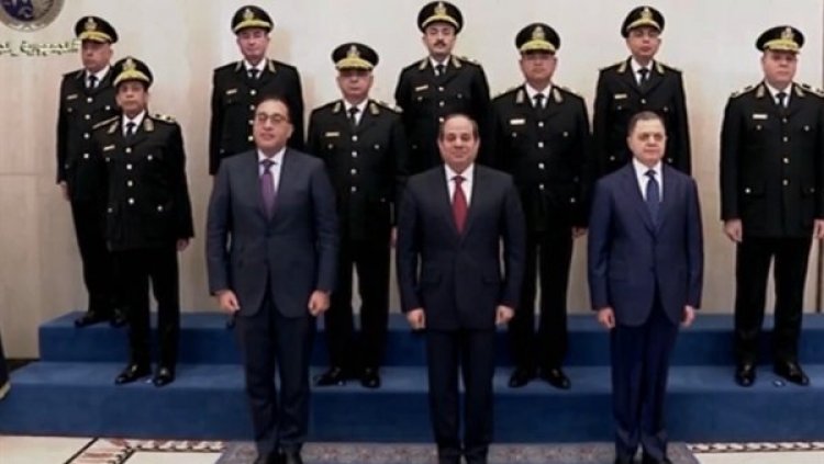الرئيس السيسي يلتقط صورة تذكارية مع قيادات الداخلية
