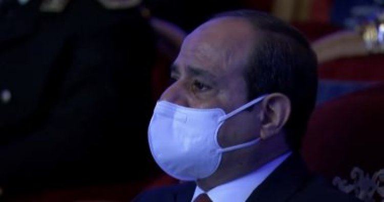 الرئيس السيسي يبكي أثناء مشاهدته لأبناء الشهداء