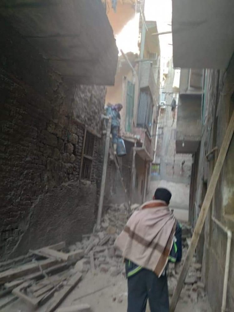 صور| انهيار عقار قديم بمنطقة حدائق القبة في القاهرة