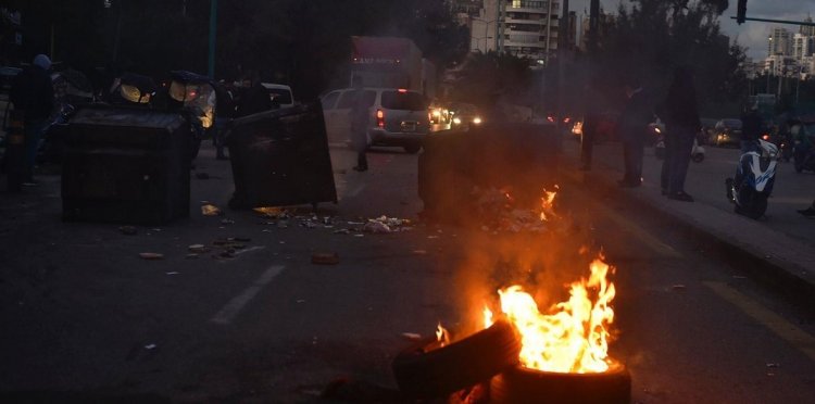 أنصار الحريري يقطعون الطرق في لبنان احتجاجًا على انسحابه من المشهد السياسي