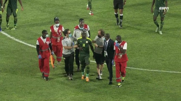بالصور والفيديو.. ساديو ماني يتعرض لإصابة خطيرة ويغادر مباراة السنغال والرأس الأخضر