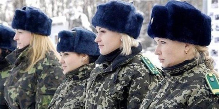 أوكرانيا تبدأ في تجنيد الفتيات استعدادًا لمواجهة محتملة مع روسيا