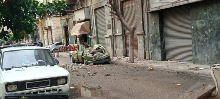 انهيار «شرفة» عقار وتحطم سيارة بسبب الطقس السيئ فى الإسكندرية