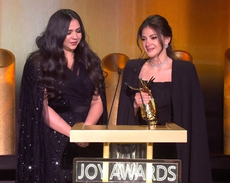 دموع إيمي ودنيا سمير غانم في حفل «Joy Awards» بالرياض .. (فيديو)