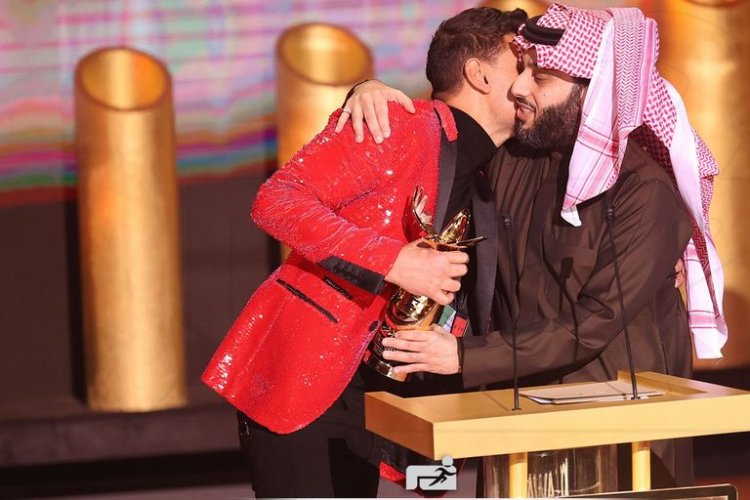 بالفيديو| تركي آل الشيخ يمازح رامز جلال في حفل «Joy Awards»: «أنت لابس ترتر»