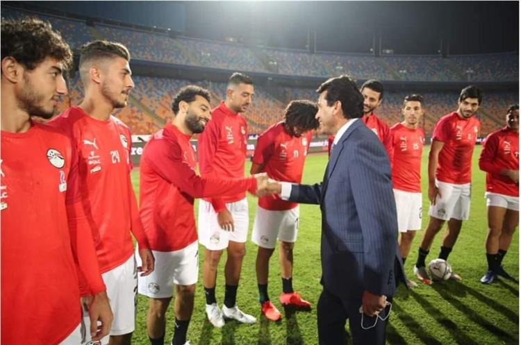 «مكافآت مجزية».. وزير الرياضة يحفز لاعبي المنتخب قبل مواجهة المغرب