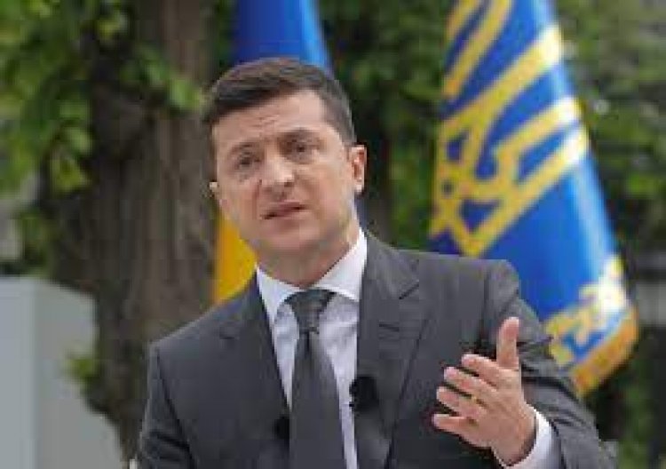 خبير نفسي يحلل لغة جسد الرئيس الأوكراني: «مهزوز وغير واثق فيمن حوله»