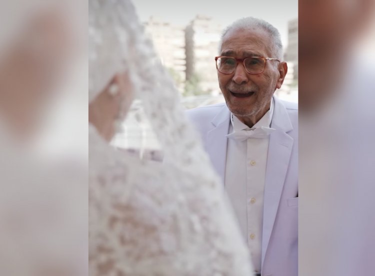 شاهد| لحظة لقاء عبد الرحمن أبو زهرة بـ حفيدته سارة في حفل زفافها