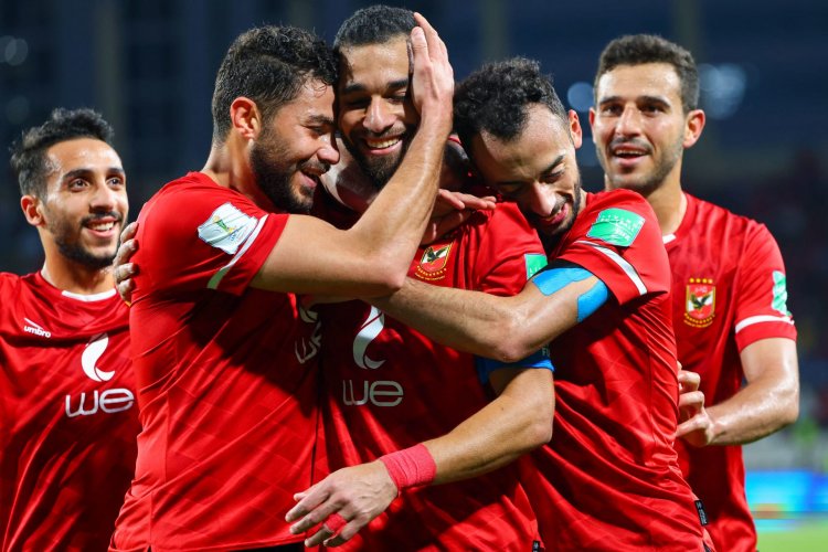 انتهاء الشوط الأول من مباراة الأهلي والرجاء المغربي بالتعادل 1-1