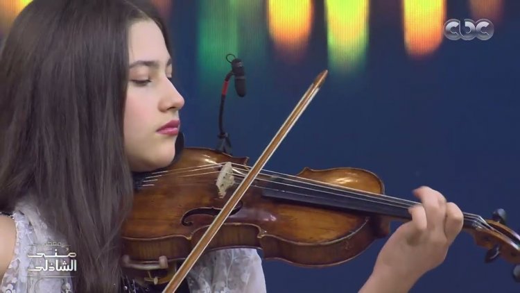 شاهد| حفيدة عبد الرحمن أبو زهرة تتألق في العزف على آلة الكمان