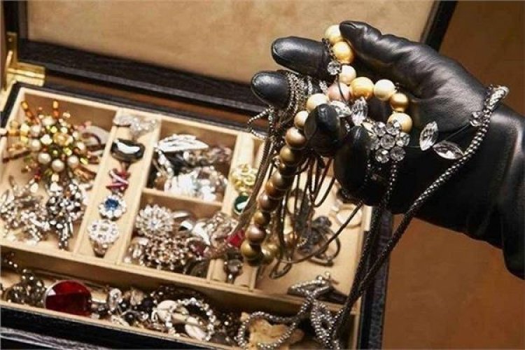 إحالة خادمة سرقت مجوهرات من داخل شقة للجنايات بالقاهرة