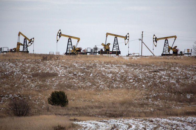 انخفاض أسعار النفط الخام.. محادثات روسيا وأوكرانيا السبب