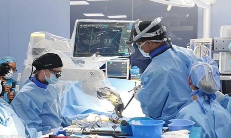 نجاح أول جراحة للعمود الفقري في الشرق الأوسط بمساعدة «الروبوت» بالإمارات