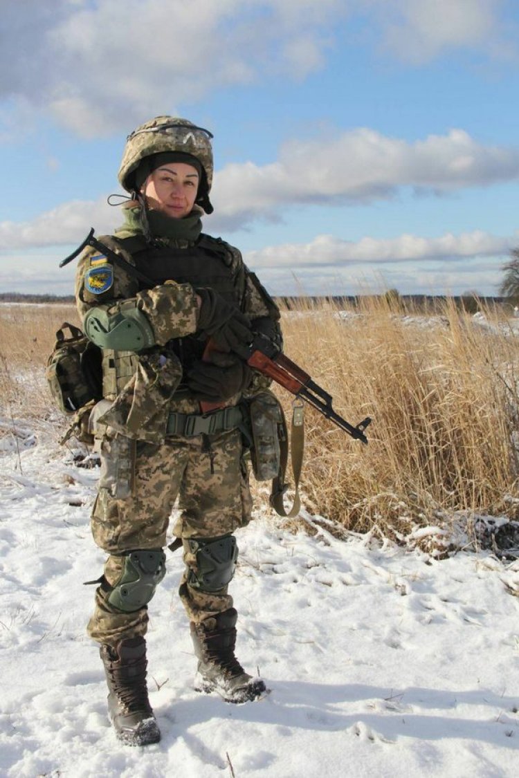 في عيد الأم.. حكاية سيدة أوكرانية تركت أطفالها الـ12 للمشاركة بميادين القتال