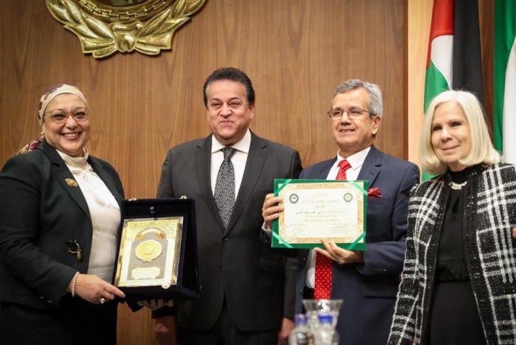 رئيس الإدارة المركزية للمعامل بوزارة الصحة يفوز بجائزة الطبيب العربي