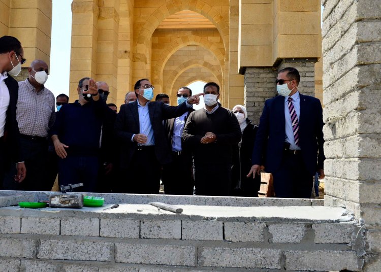 رئيس الوزراء يتفقد أعمال ترميم مسجد عمرو بن العاص