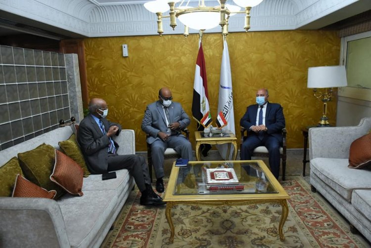 وزير النقل يبحث  تعزيز النقل النهري بين مصر والسودان