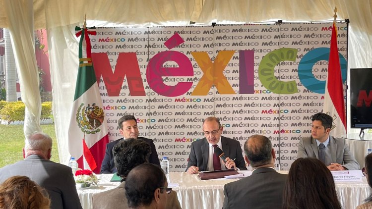 مهاجرون مكسيكيون يهدون السلطان قايتباي جداريتين