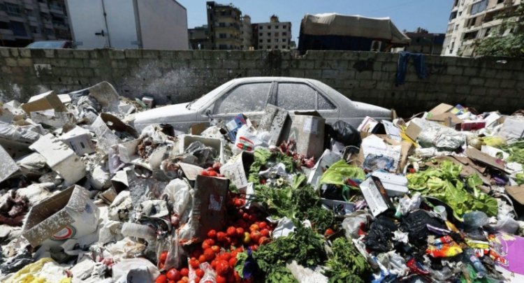 نشطاء: التدخل الإيراني السبب.. لبنان تغرق في أكوام القمامة