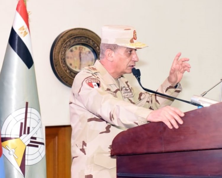 وزير الدفاع والإنتاج الحربى يلتقى بمقاتلى قوات الصاعقة