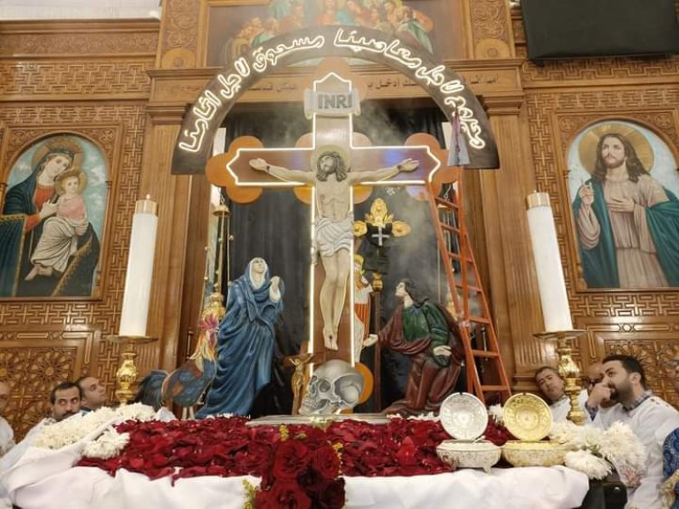 كنيسة بالإسكندرية تجسد «صلبوت الجمعة العظيمة» بمجسمات كاملة عن يوم الصلب 