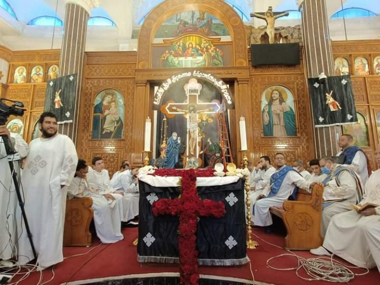 كنيسة بالإسكندرية تجسد «صلبوت الجمعة العظيمة» بمجسمات كاملة عن يوم الصلب 