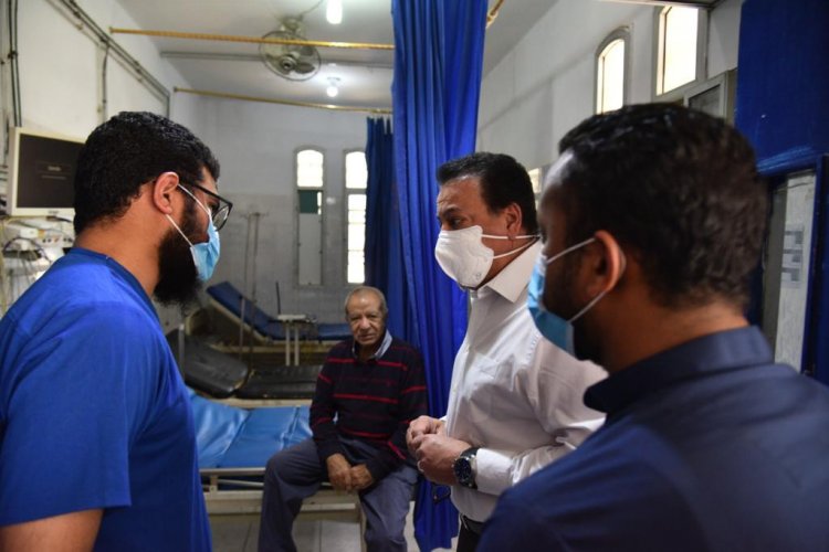 في زيارة مفاجئة لـ4 مستشفيات بمحافظات .. خالد عبد الغفار يكافئ المدير والعاملين بمستشفى ناصر