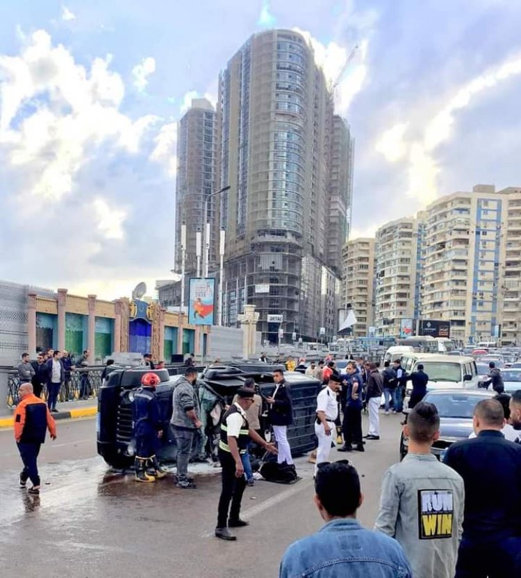 وفاة 3 أشخاص وإصابة فتاة في حادث انقلاب سيارة أعلى كورنيش الإسكندرية
