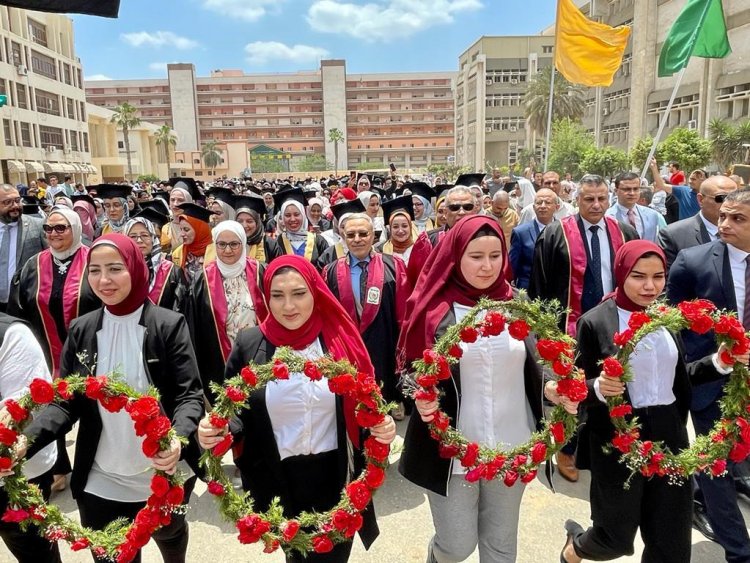 رئيس جامعة طنطا يشهد حفل تخريج دفعات جديدة بـ «كلية الصيدلة»
