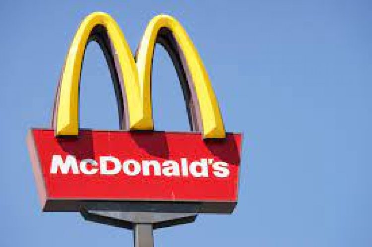 بسبب النزاع الروسي-الأوكراني.. إزالة شعار «ماكدونالدز» من مطعم بموسكو تمهيدا لرحيل السلسلة عن السوق