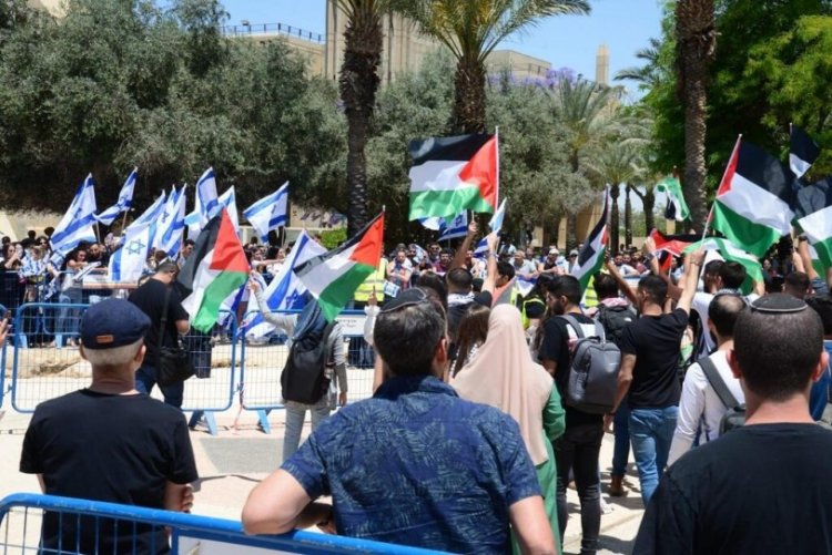 فلسطينيون يدعون لمسيرات بالأعلام والتوجه لحواجز الاحتلال رداً على اقتحام الأقصى 