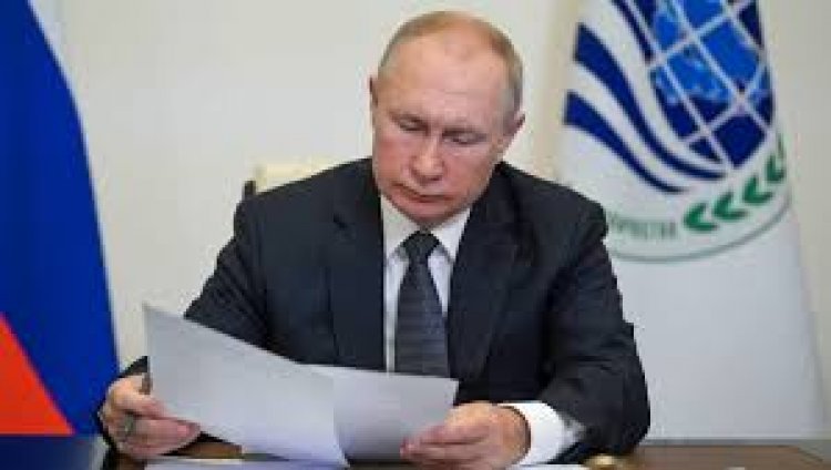 فلاديمير بوتين يوقع مرسوماً بحظر أنشطة وسائل الإعلام الأجنبية فى روسيا
