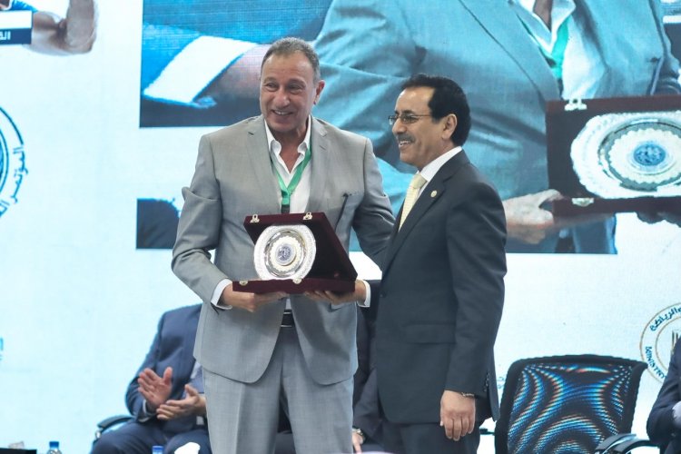 «القحطاني» يُهدي «الخطيب» درع المؤتمر العربي الثاني للرياضة والقانون