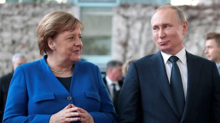  المستشارة الألمانية السابقة «ميركل» تثير الجدل بسبب علاقتها بالرئيس الروسي فلاديمير بوتين