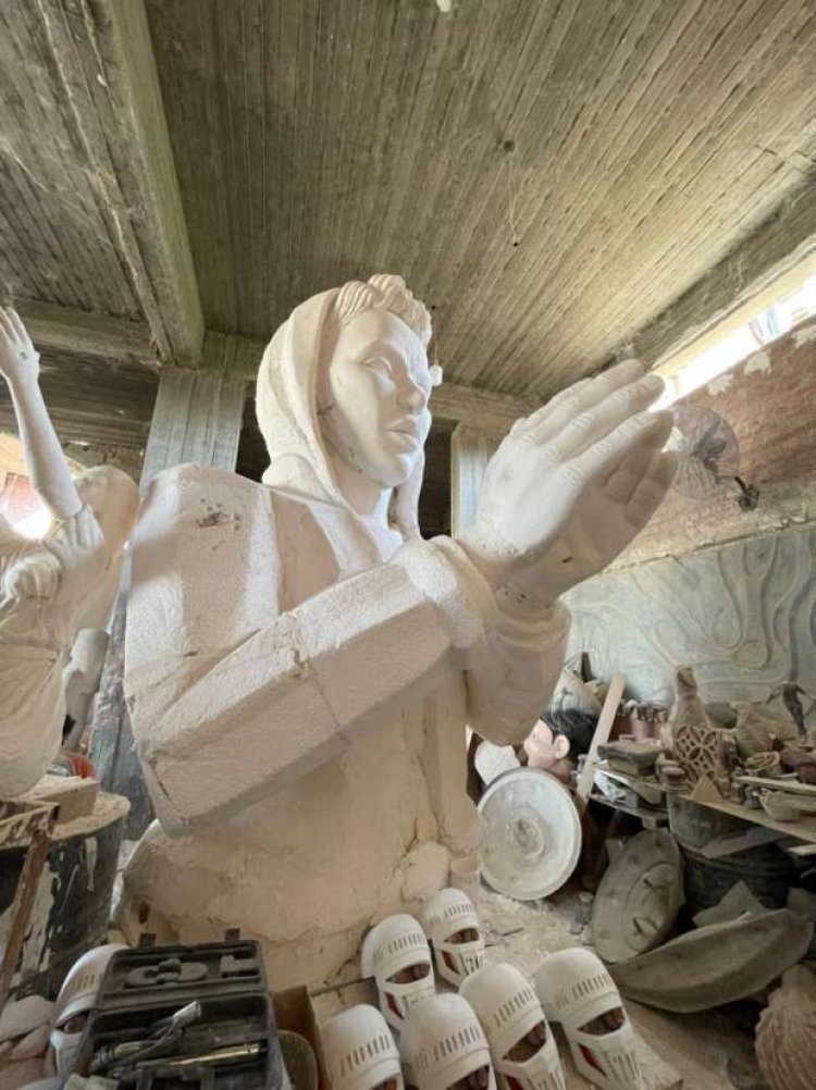 بالصور.. مخرج «راب» يصنع تمثالا لـ«مروان بابلو» ويرد على الانتقادات: مش هنعبده