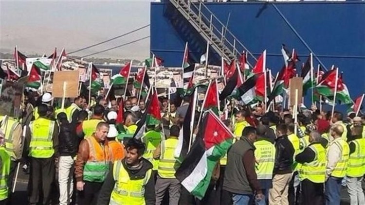 اعتصام عمال شركة العقبة بالأردن  بسبب انتشار الغاز وعدم توفير السلامة العامة