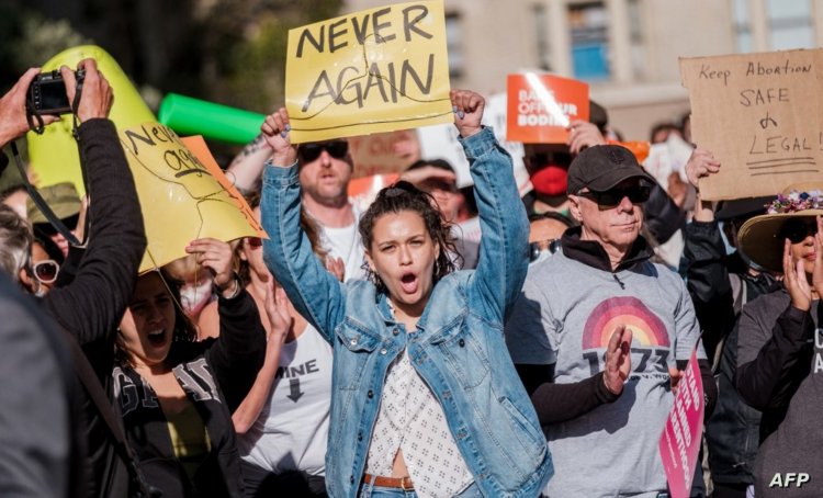 مظاهرات النساء أمام البيت الأبيض لمطالبة بايدن بالدفاع عن الحق في الإجهاض