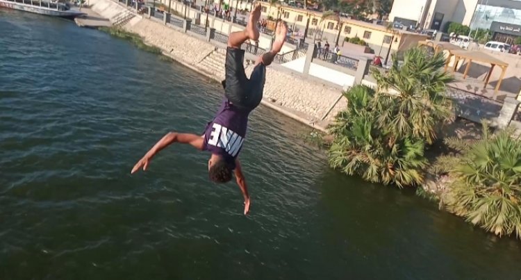 القفز من أعلى كوبرى بنها في النيل خلال احتفالات العيد 