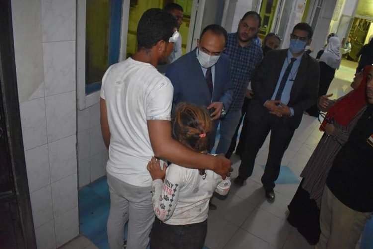 محافظ المنيا يتابع حالة المصابين في حادث انقلاب «ميكروباص»