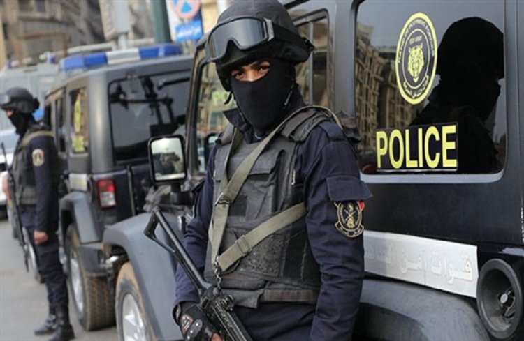 ضبط شخص بحوزته أسلحة نارية وبيضاء ومواد مخدرة بالقاهرة.. «يصنعها بقصد الاتجار»
