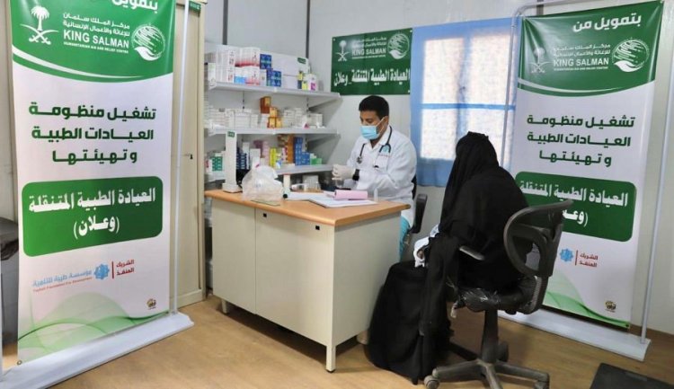 مركز الملك سلمان للإغاثة يقدم خدمات طبية في مخيم وعلان للنازحين باليمن  